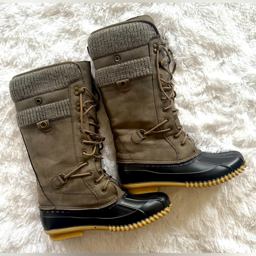 Women's Gray and Black Winter Boots